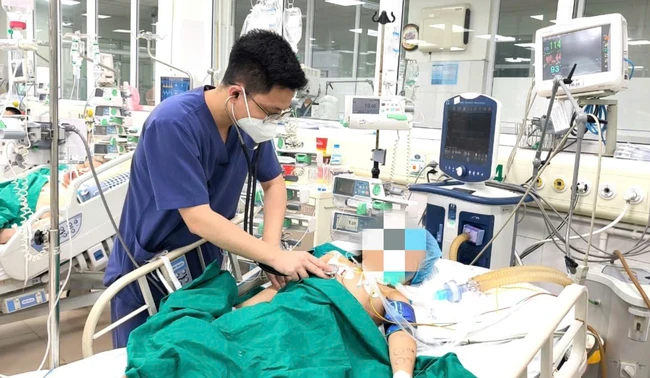 Mẩu gỗ nhỏ xíu đâm vào chân khi đá bóng khiến bé 7 tuổi co giật, nguy kịch