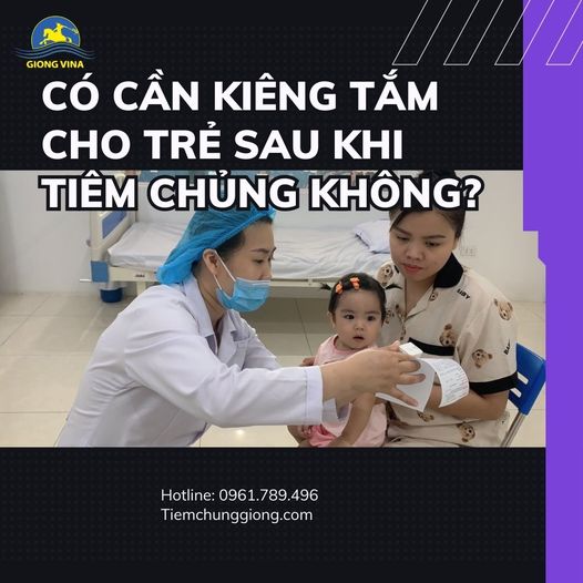 Có cần kiêng tắm cho trẻ sau khi tiêm chủng không?