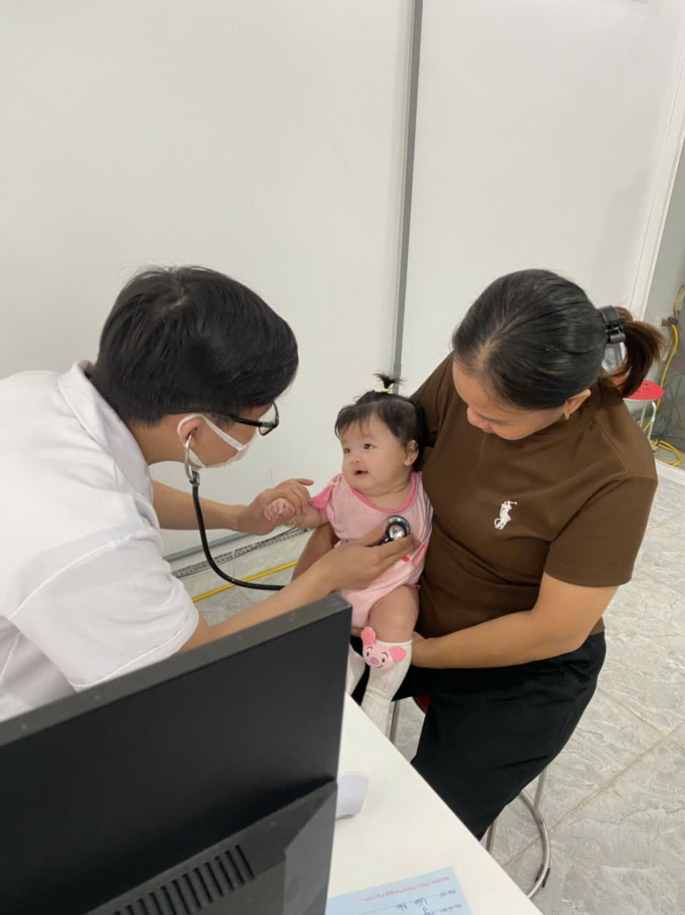 Vì sao nhiều gia đình vẫn còn lo lắng khi đưa con đi tiêm phòng?