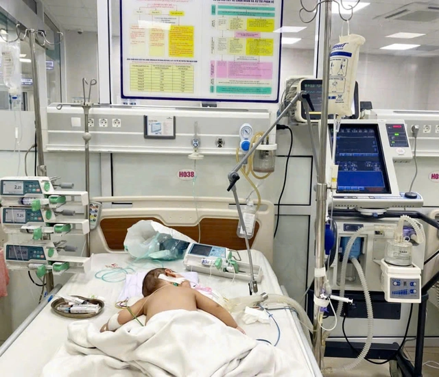 Bé trai bị biến chứng cúm A rơi vào hội chứng có tỷ lệ tử vong tới 70%