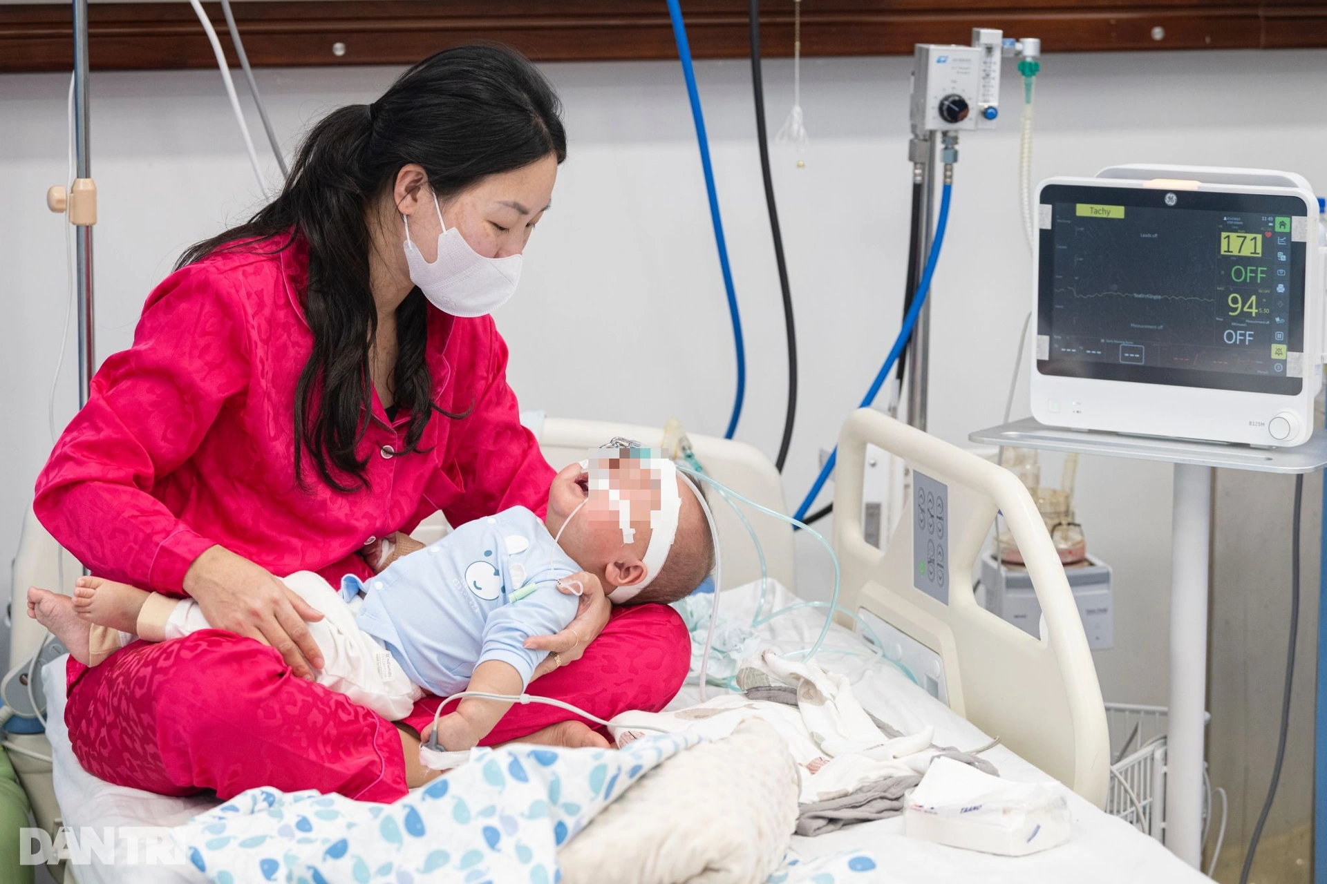 Hà Nội: Bên trong khu điều trị trẻ suy hô hấp, biến chứng nặng vì sởi