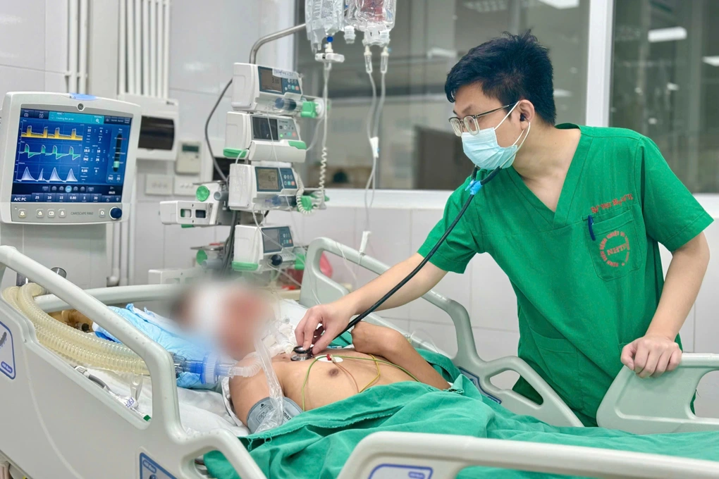 Nam sinh Hà Nội mất ý thức sau cơn sốt, đi nhiều viện không tìm được bệnh