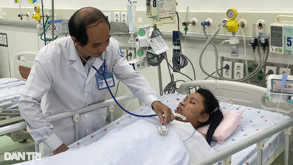 Mất máu ồ ạt khi bị sốt xuất huyết, bé gái phải truyền 10 lít máu