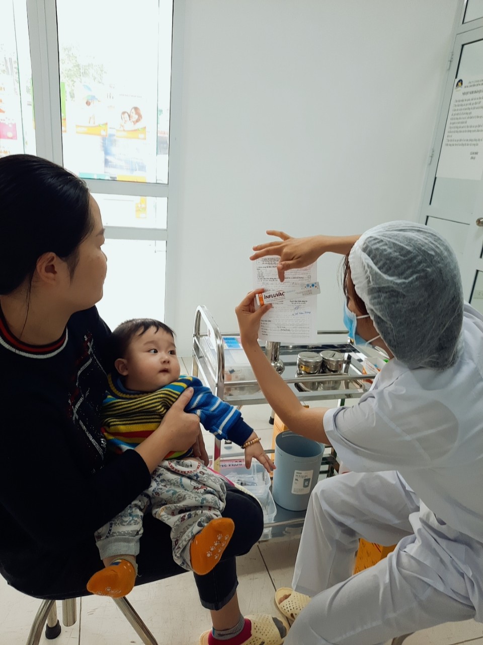 Có nên tiêm vắc xin cúm cùng lúc với các vắc xin khác không? 